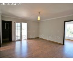 Gran chalet en tranquila zona residencial con vistas al Teide y al mar.