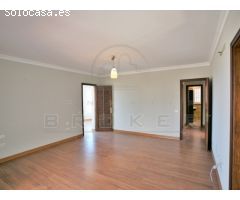 Gran chalet en tranquila zona residencial con vistas al Teide y al mar.
