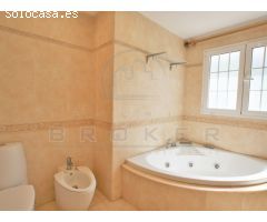 Gran chalet en tranquila zona residencial con vistas al Teide y al mar.