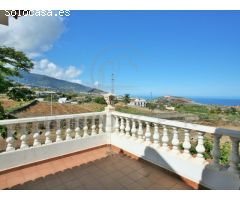 Gran chalet en tranquila zona residencial con vistas al Teide y al mar.