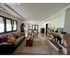 Impecable villa con jardín, piscina y excelentes vistas al mar.