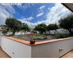 Impecable villa con jardín, piscina y excelentes vistas al mar.