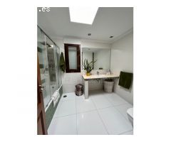 Impecable villa con jardín, piscina y excelentes vistas al mar.