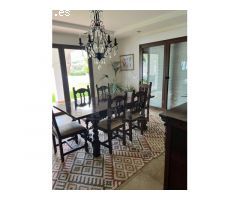 Impecable villa con jardín, piscina y excelentes vistas al mar.