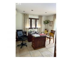 Impecable villa con jardín, piscina y excelentes vistas al mar.