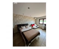 Impecable villa con jardín, piscina y excelentes vistas al mar.