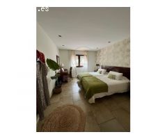Impecable villa con jardín, piscina y excelentes vistas al mar.