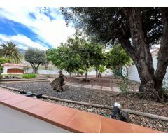 Impecable villa con jardín, piscina y excelentes vistas al mar.