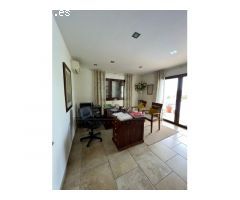 Impecable villa con jardín, piscina y excelentes vistas al mar.