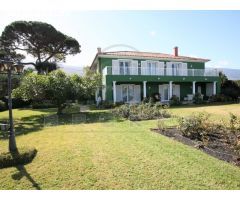 Elegante villa de estilo colonial con piscina y excelentes vistas