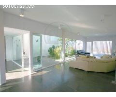 VENDIDO: Impresionante villa arquitectónica con piscina.
