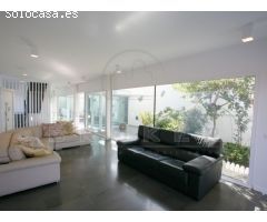 VENDIDO: Impresionante villa arquitectónica con piscina.
