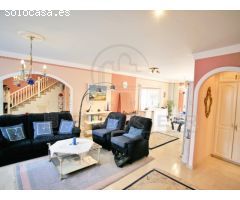 Vivienda dúplex con amplio garaje y excelentes vistas al mar, costa y montaña