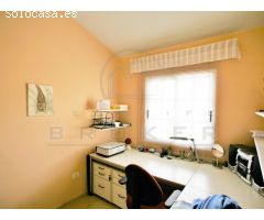 Vivienda dúplex con amplio garaje y excelentes vistas al mar, costa y montaña
