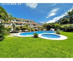 Amplio apartamento con gran terraza, jardín privado y piscina comunitaria.