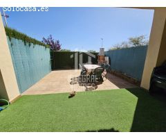 Exclusivo Adosado de 3 Habitaciones con Sótano, Patio y Terraza en Costa Esuri