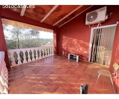 Chalet en suelo rústico con una parcela amplia, luz corriente y agua de pozo