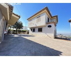 Bonito chalet completamente exterior y en perfecto estado en la Urbanización el