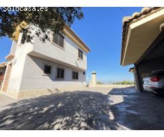 Bonito chalet completamente exterior y en perfecto estado en la Urbanización el