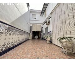 GRAN OPORTUNIDAD!! CASA CÉNTRICA CON UN MAGNÍFICO PATIO!! Excelente casa amplia