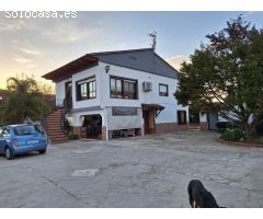 ¡OPORTUNIDAD! CHALET AMPLIO Y LISTO PARA ENTRAR A VIVIR, CON PISCINA Y ENTORNO