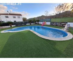 ¡OPORTUNIDAD! CHALET AMPLIO Y LISTO PARA ENTRAR A VIVIR, CON PISCINA Y ENTORNO