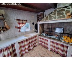 ¡OPORTUNIDAD! CHALET AMPLIO Y LISTO PARA ENTRAR A VIVIR, CON PISCINA Y ENTORNO