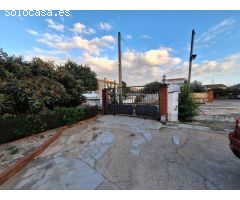 ¡OPORTUNIDAD! CHALET AMPLIO Y LISTO PARA ENTRAR A VIVIR, CON PISCINA Y ENTORNO