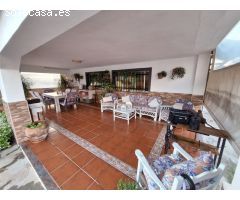 ¡OPORTUNIDAD! CHALET AMPLIO Y LISTO PARA ENTRAR A VIVIR, CON PISCINA Y ENTORNO