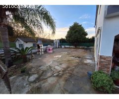 ¡OPORTUNIDAD! CHALET AMPLIO Y LISTO PARA ENTRAR A VIVIR, CON PISCINA Y ENTORNO