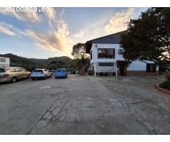 ¡OPORTUNIDAD! CHALET AMPLIO Y LISTO PARA ENTRAR A VIVIR, CON PISCINA Y ENTORNO