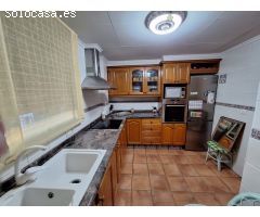 ¡OPORTUNIDAD! CHALET AMPLIO Y LISTO PARA ENTRAR A VIVIR, CON PISCINA Y ENTORNO
