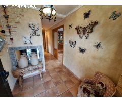 ¡OPORTUNIDAD! CHALET AMPLIO Y LISTO PARA ENTRAR A VIVIR, CON PISCINA Y ENTORNO