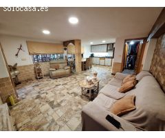 ¡OPORTUNIDAD! CHALET AMPLIO Y LISTO PARA ENTRAR A VIVIR, CON PISCINA Y ENTORNO