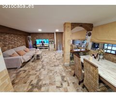 ¡OPORTUNIDAD! CHALET AMPLIO Y LISTO PARA ENTRAR A VIVIR, CON PISCINA Y ENTORNO