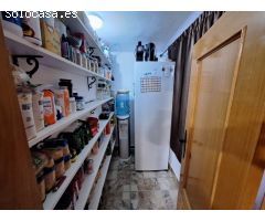 ¡OPORTUNIDAD! CHALET AMPLIO Y LISTO PARA ENTRAR A VIVIR, CON PISCINA Y ENTORNO