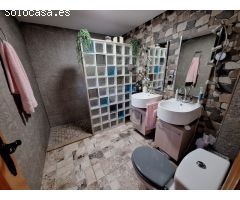 ¡OPORTUNIDAD! CHALET AMPLIO Y LISTO PARA ENTRAR A VIVIR, CON PISCINA Y ENTORNO
