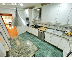 Casa amplia chaflán con planta baja y con dos pisos independientes en zona Plaza
