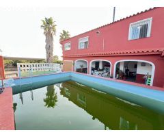Chalet en suelo rústico con una parcela amplia, luz corriente y agua de pozo
