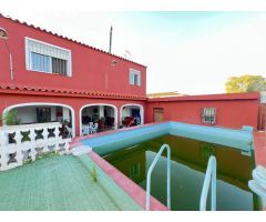 Chalet en suelo rústico con una parcela amplia, luz corriente y agua de pozo