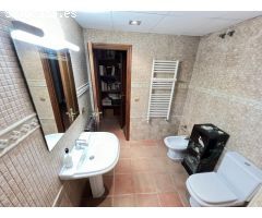 Excelente y exclusivo chalet seminuevo en la urbanización Santa Marina en la