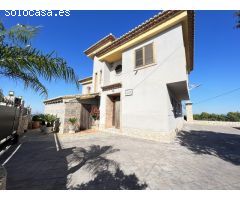 Bonito chalet completamente exterior y en perfecto estado en la Urbanización el