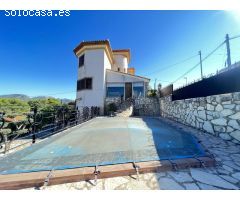 Bonito chalet completamente exterior y en perfecto estado en la Urbanización el