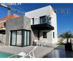 Casa elegante y lista para usar con piscina en Torrevieja