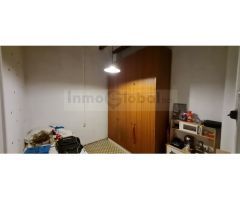 Edificio con seis pisos y dos locales para reformar en Gironella.