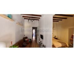Edificio con seis pisos y dos locales para reformar en Gironella.