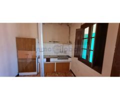 Edificio con seis pisos y dos locales para reformar en Gironella.