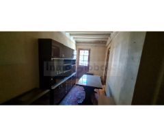 Edificio con seis pisos y dos locales para reformar en Gironella.