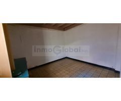 Edificio con seis pisos y dos locales para reformar en Gironella.