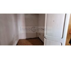 Edificio con seis pisos y dos locales para reformar en Gironella.